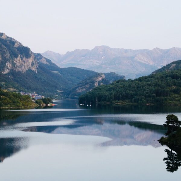 Panorámica del pantano de Lanuza con los pirineos del fondo.