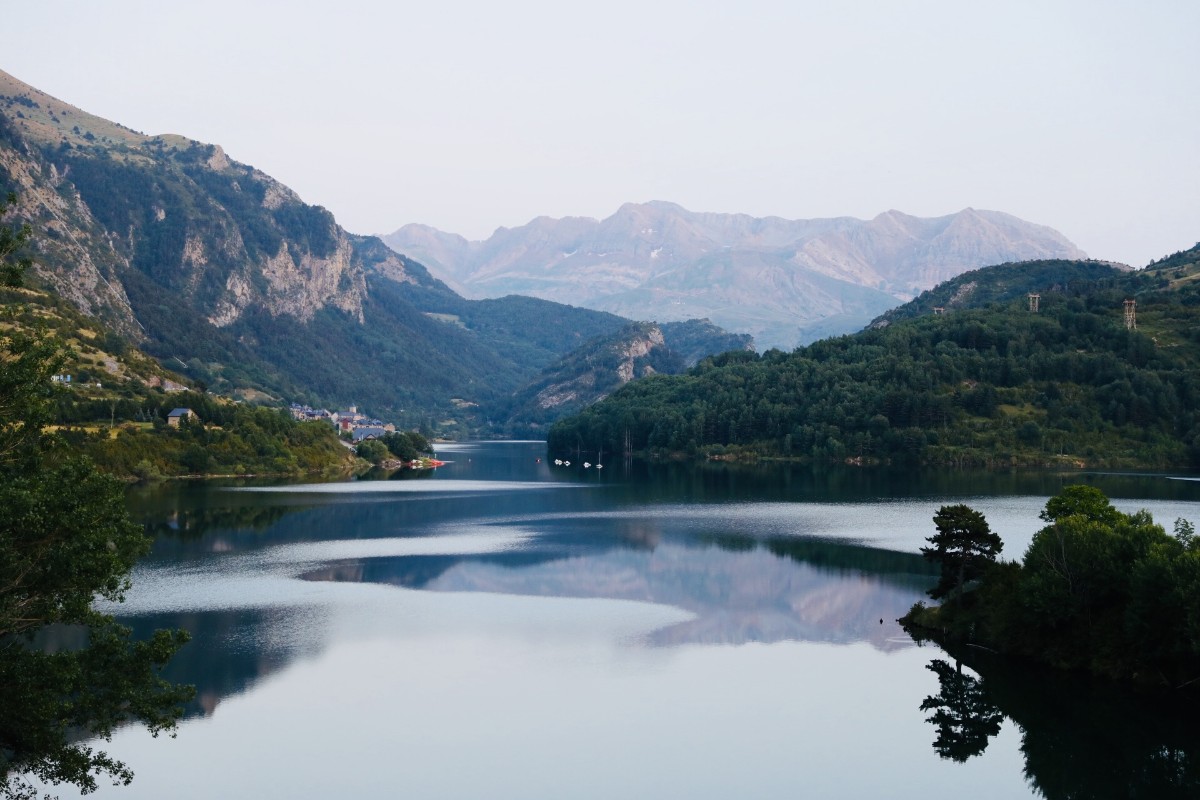 Panorámica del pantano de Lanuza con los pirineos del fondo.