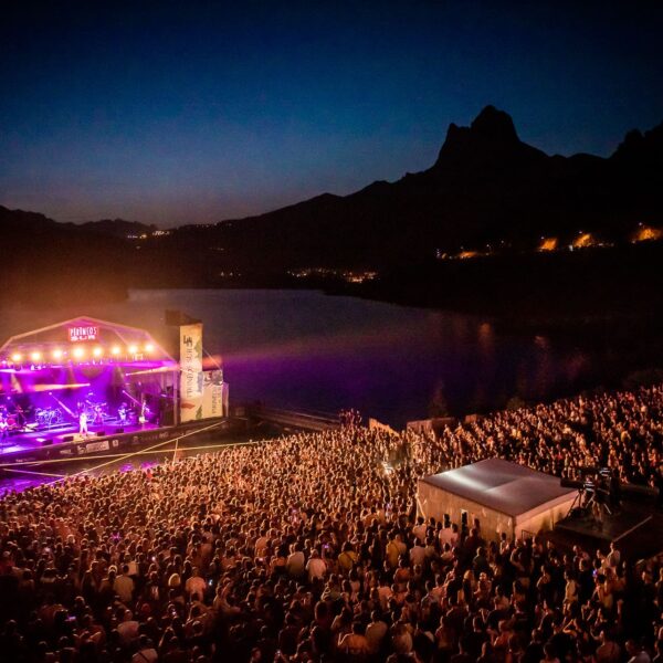 Escenario flotante de Lanuza por la noche