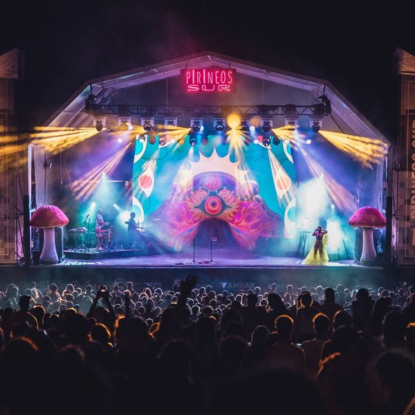 Bomba Estéreo cierra el primer fin de semana de Pirineos Sur con una explosiva fiesta multicolor